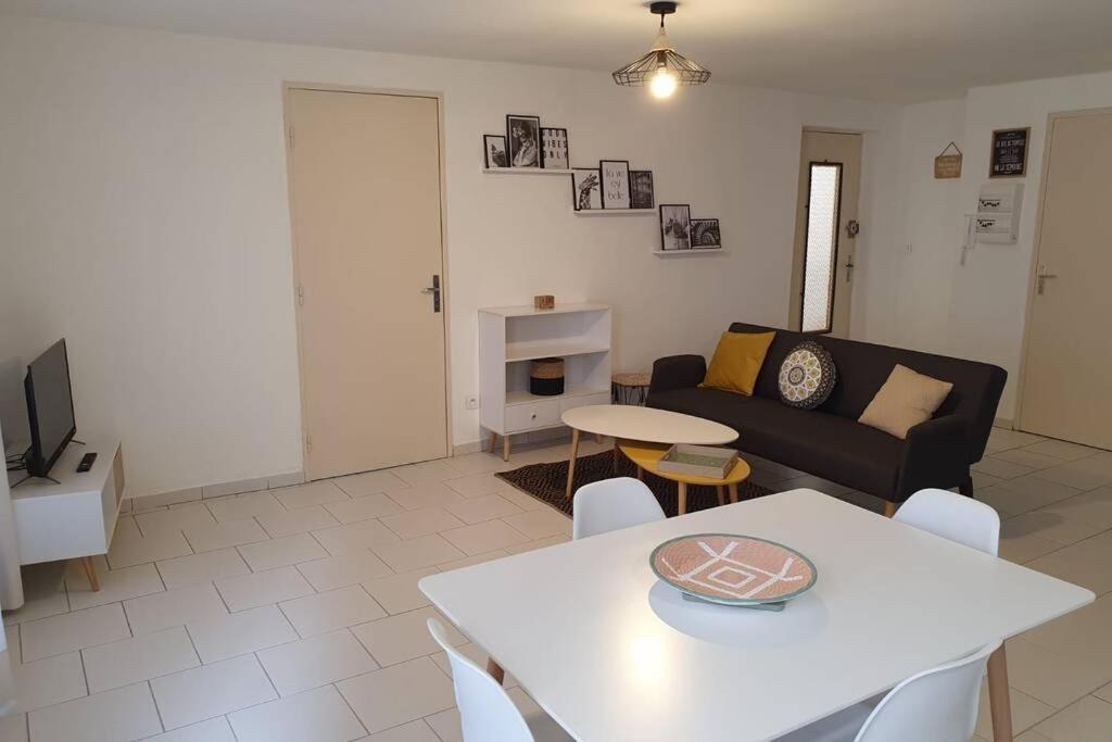 Historical Center Of Pezenas Apartment Bagian luar foto