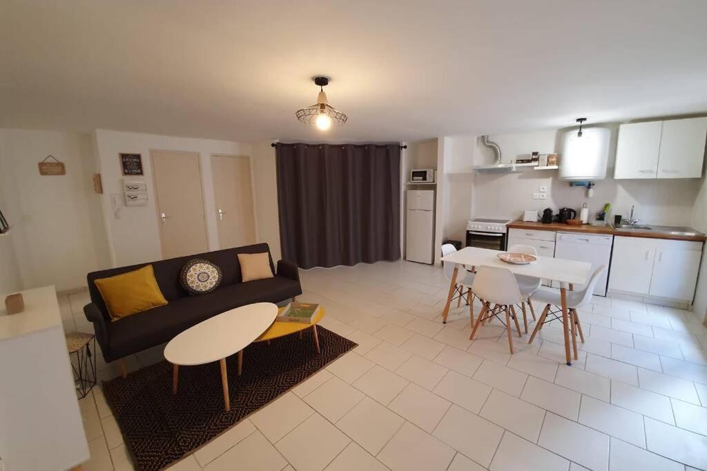 Historical Center Of Pezenas Apartment Bagian luar foto